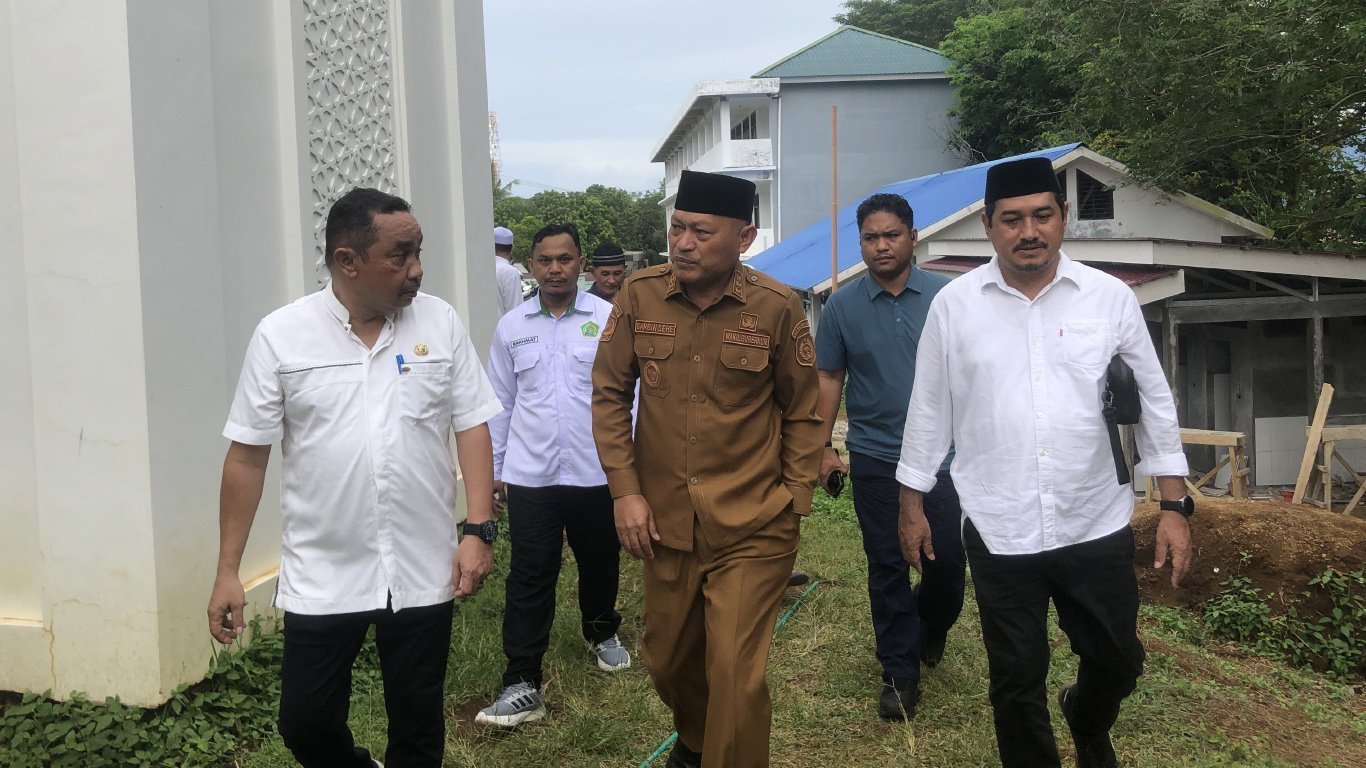 Penyerahan bantuan stimulan sarana budidaya perikanan air tawar dalam rangka ketahanan pangan dan kemandirian pondok pesantren. (Dokumentasi 1)