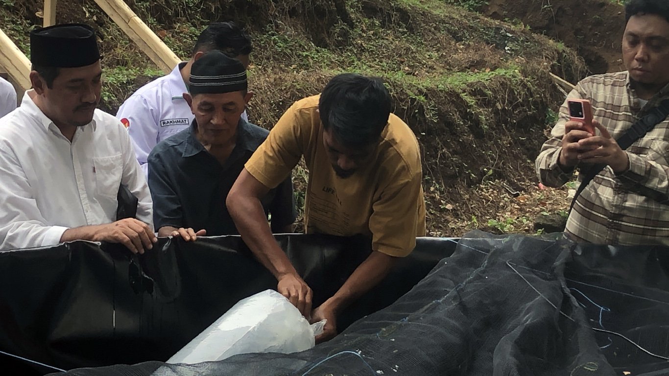 Penyerahan bantuan stimulan sarana budidaya perikanan air tawar dalam rangka ketahanan pangan dan kemandirian pondok pesantren. (Dokumentasi 2)