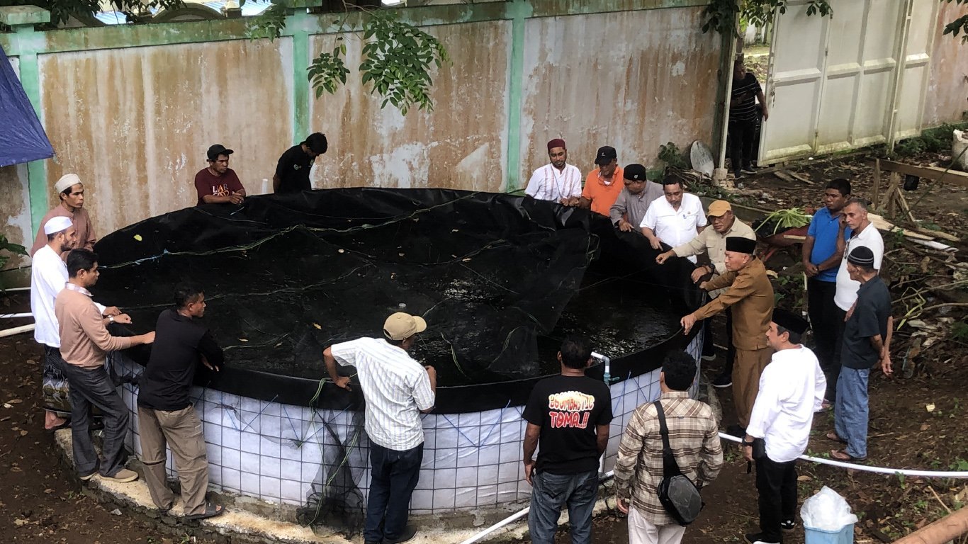 Penyerahan bantuan stimulan sarana budidaya perikanan air tawar dalam rangka ketahanan pangan dan kemandirian pondok pesantren. (Dokumentasi 3)