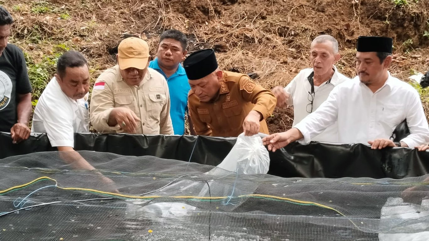 Penyerahan bantuan stimulan sarana budidaya perikanan air tawar dalam rangka ketahanan pangan dan kemandirian pondok pesantren. (Dokumentasi 4)