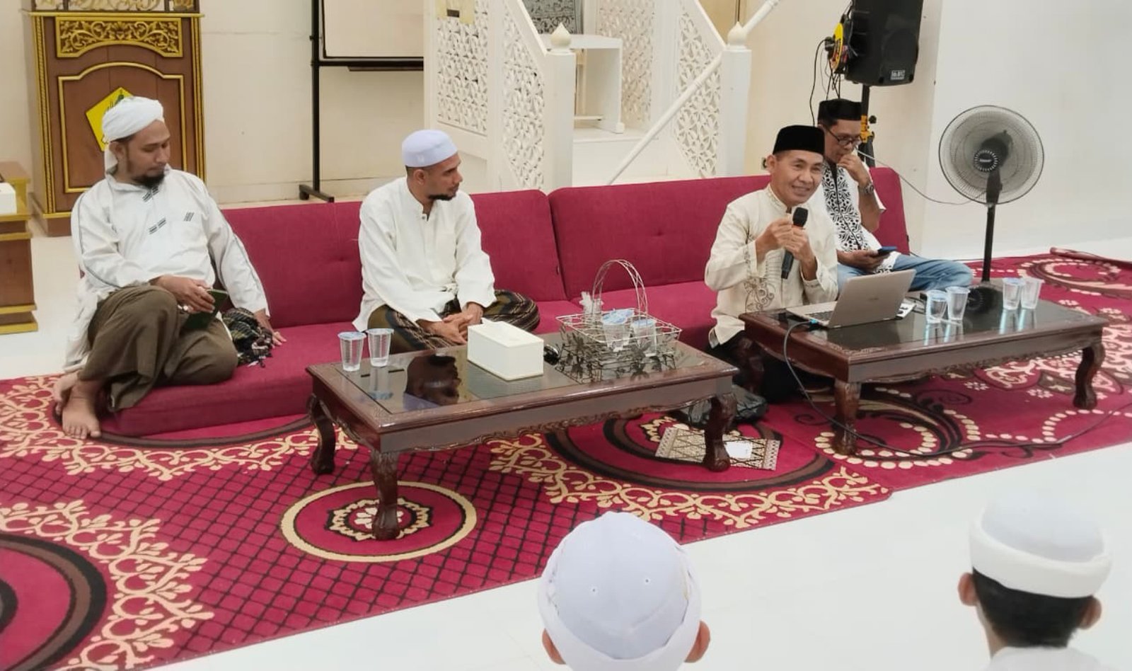 Sosialisasi dan edukasi kesehatan pencegahan penyakit kulit skabies berbasis media video animasi untuk para santri mukim. (Dokumentasi 2)