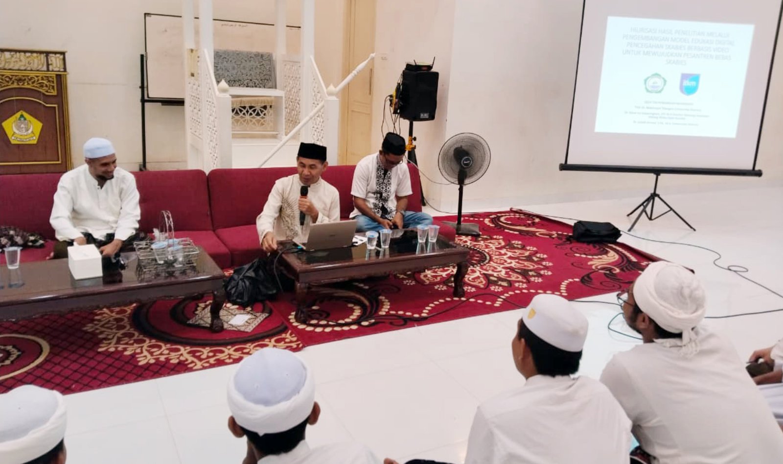 Sosialisasi dan edukasi kesehatan pencegahan penyakit kulit skabies berbasis media video animasi untuk para santri mukim. (Dokumentasi 3)